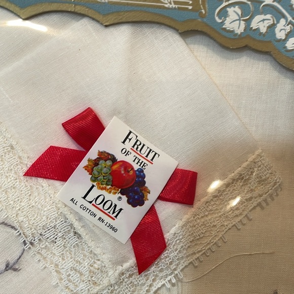 Vintage Boxed Set of 3 Cotton Gray and White Ladies Embroidered Handkerchiefs - Picture 6 of 7